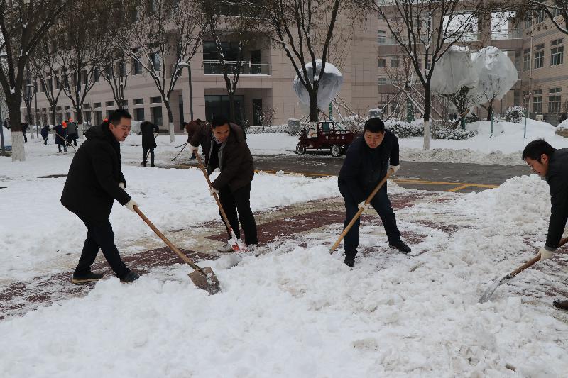 后勤全员清除积雪，确保师生安全出行