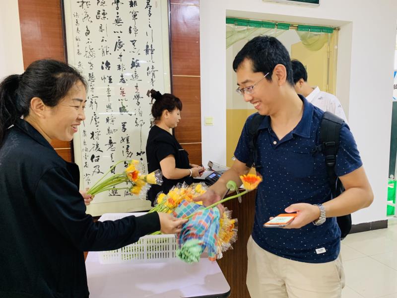 束束鲜花表敬意  份份月饼送祝福